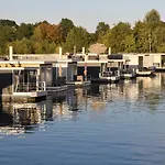 Cozy Floating Boatlodge \