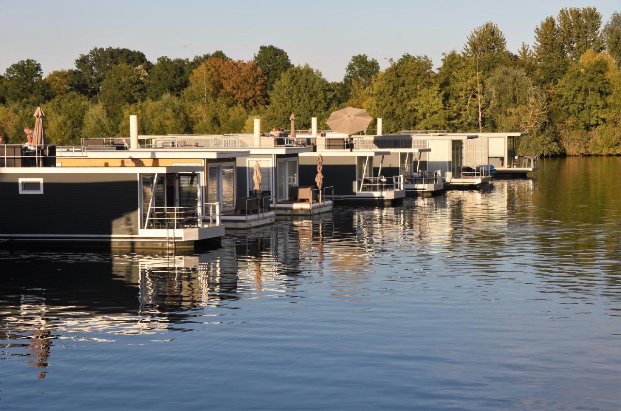 Cozy Floating Boatlodge 