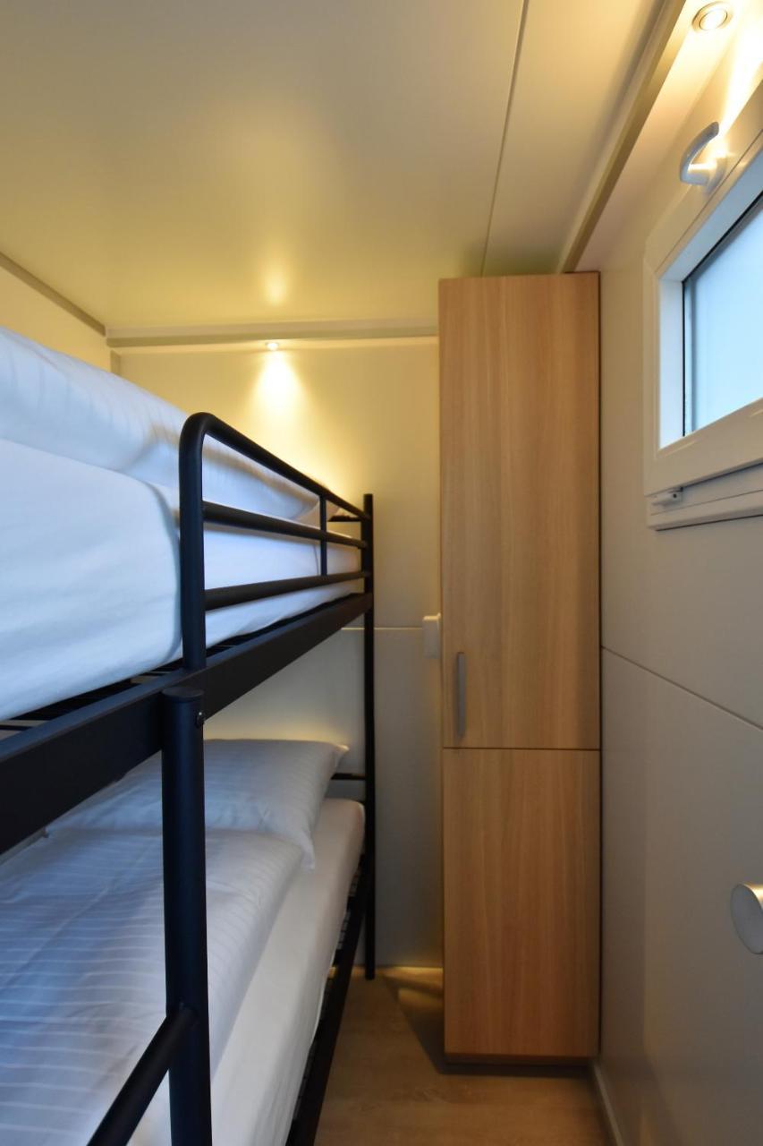 Cozy Floating Boatlodge 