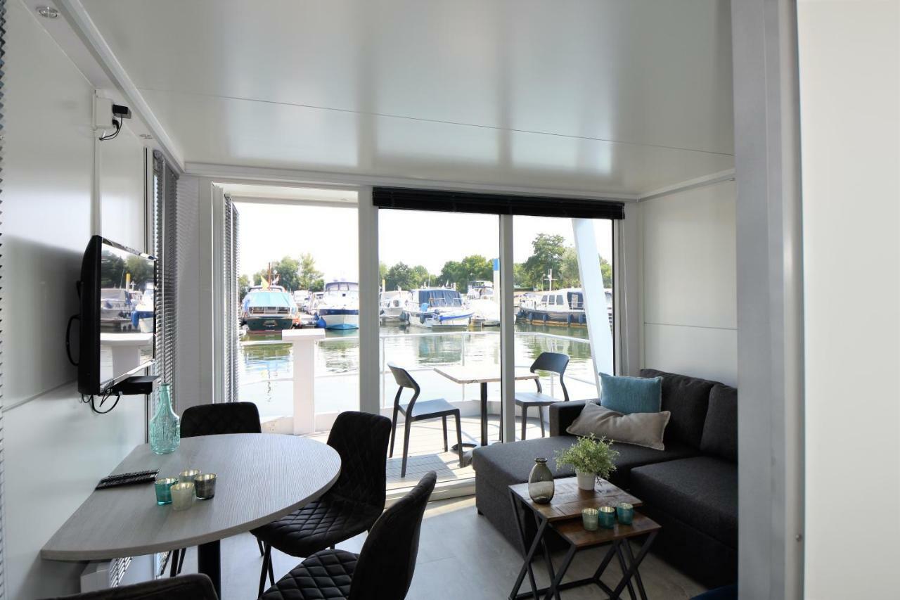 Cosy Floating Boatlodge Athene Lodge
