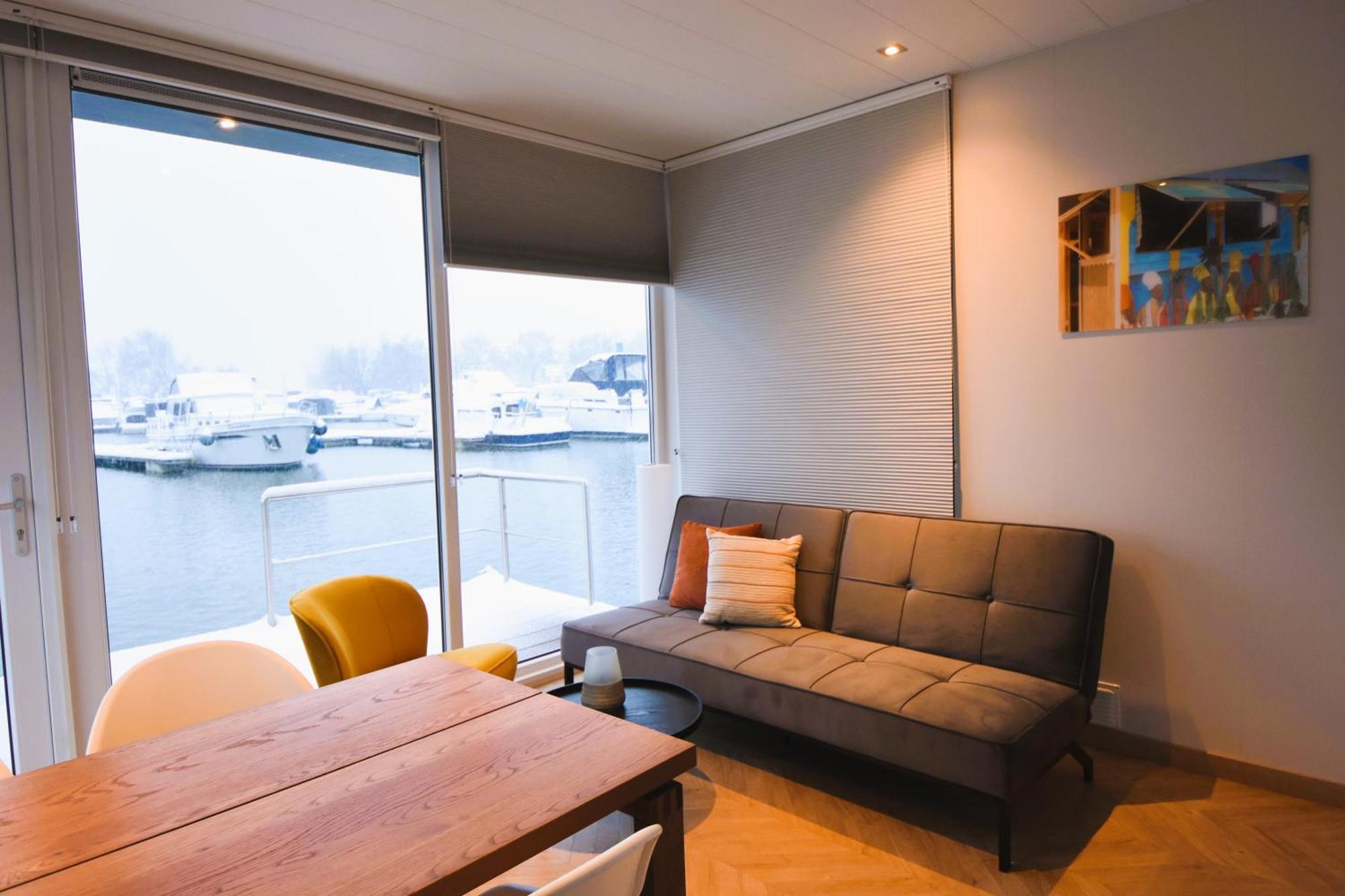 Houseboat Trinidad * Maastricht