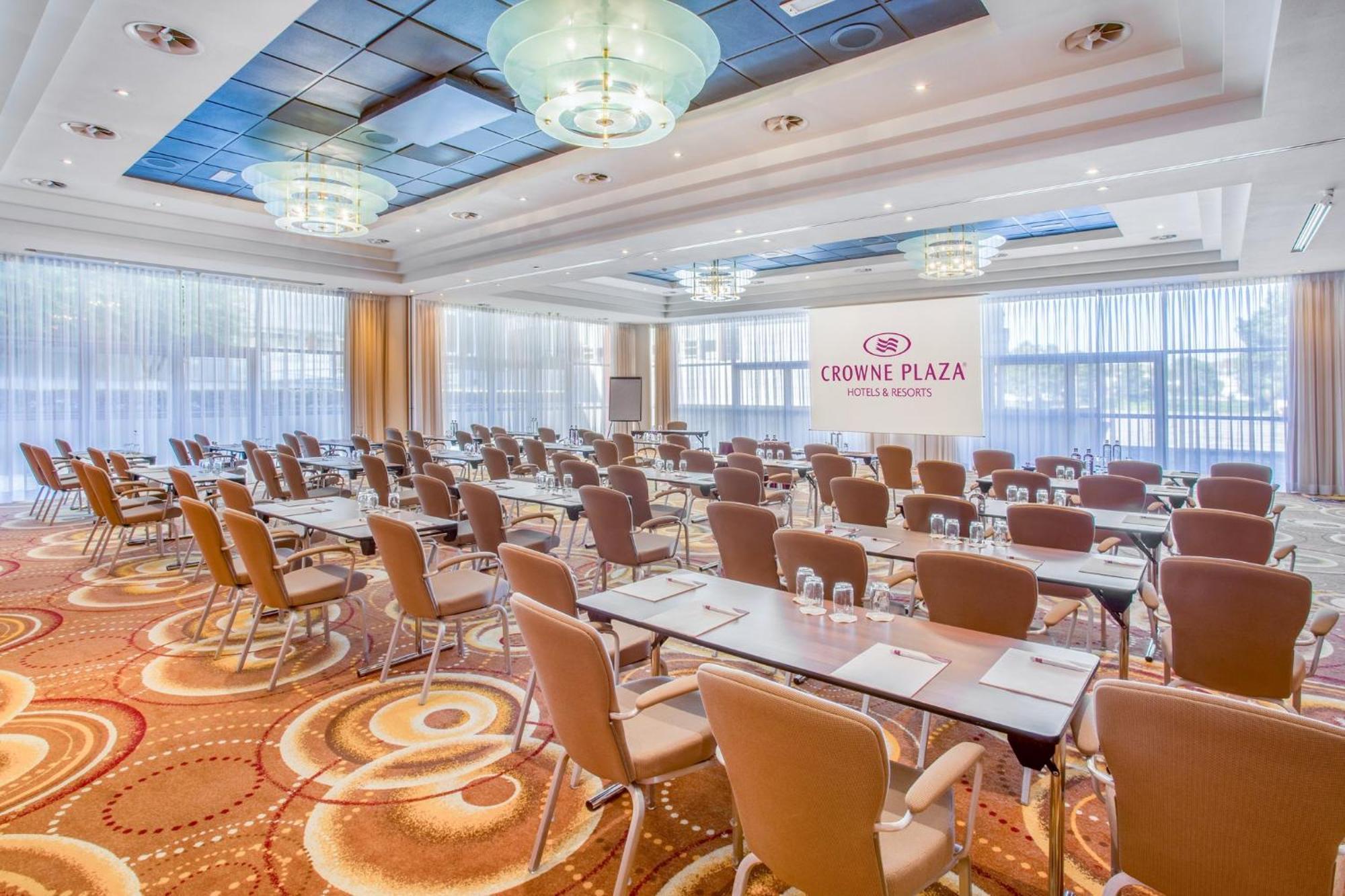 Crowne Plaza By Ihg 4*