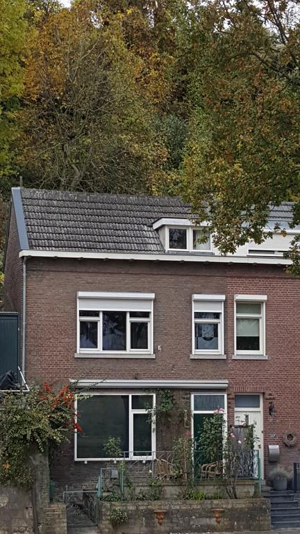 Huisje Aan De Maas